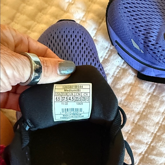 Brooks Ghost Left is 6.5 Right is 5.5 - Picture 2 of 5